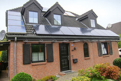 899  Haus Familie Stenzel mit PV-Modulen auf dem Dach