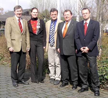 importiertes Content-Bild aus EW_IMAGES
(v.l) Dieter Stehmeier (ZIV Vorstand Technik), Manuela Matheisen, Aribert Peters (Bund der Energieverbraucher), Hans-Günther Beyerstedt (Bundesinnungsmeister ZIV), Jens Torsten Arndt (ZIV Hauptgeschäftsführer)