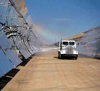 Solarspiegel-Rinne mit LKW Truck