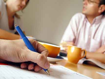 239 1145 1534 2191 Ein Papier-Formular wird ausgefüllt