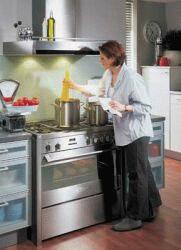 Frau beim Kochen am Herd