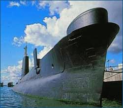 653 U-Boot an Anlegestelle