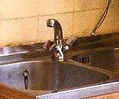 1966 Tipp19 Wasserhahn an Spüle