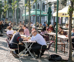 414 1003 Menschen Biergarten Brüssel