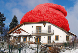 982_Haus im Winter mit Wollmütze