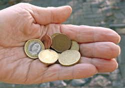 2421 Hand mit Geldmünzen
