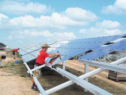 1466 PV-Module im Aufbau