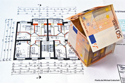 1258 Wohnungsskizze mit Haus aus Geldscheinen / Pixelio.de / Michael Grabscheit