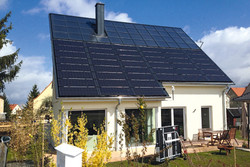 754 Haus mit PV-Modulen