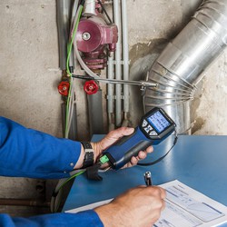 125 Heizungs-Check mit Messger&auml;t / Foto: Intelligent heizen/VdZ 