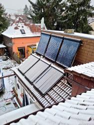706 Solar-Kollektoren auf dem Dach
