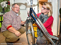 1395 04 Reparatur Fahrrad / Foto: Martin Waalboer/Stichting Repair Café International