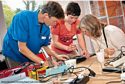1395 05 Reparatur Elektronik / Foto: Martin Waalboer/Stichting Repair Café International