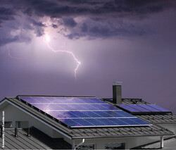 491 Gewitter über PV-Dach / Foto: Anterovium / stock.adobe.com