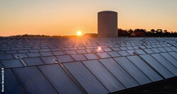 769 Sonnenuntergang über großen solarthermischen Anlage / Arcon-Sunmark A/S