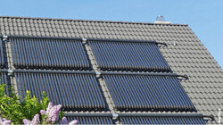 769 Solarkollektoren auf dem Dach / Foto: Axel Horn