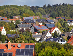 491 Photovoltaik auf Dächern / Foto: Ingo Bartussek / stock.adobe.com