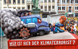 2712 Demobanner Wer ist hier der Klimaterrorist / Foto: Jacques Tilly, Großplastiken, Düsseldorf, www.grossplastiken.de