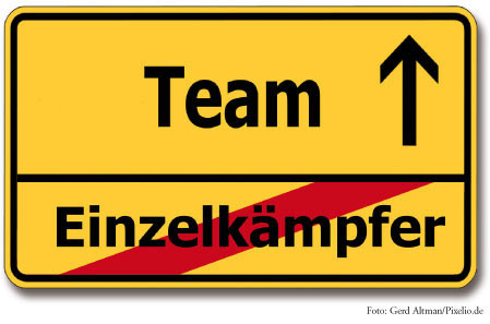 2136 Ortschild Team Einzelkämpfer / Foto: Gerd Altmann Pixelio.de