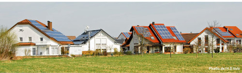 487 2393 Häuser mit Solardächern / Foto: Pixelio.de/H.D.Volz