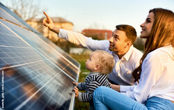 491 Familie bei Photovoltaik-Modulen / Foto: anatoliy_gleb / stock.adobe.com